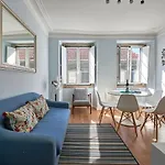 Elegant Riverview Apartment In Historical Lisbon